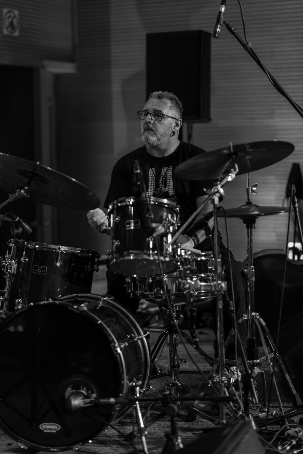 Teoman Ukça performing